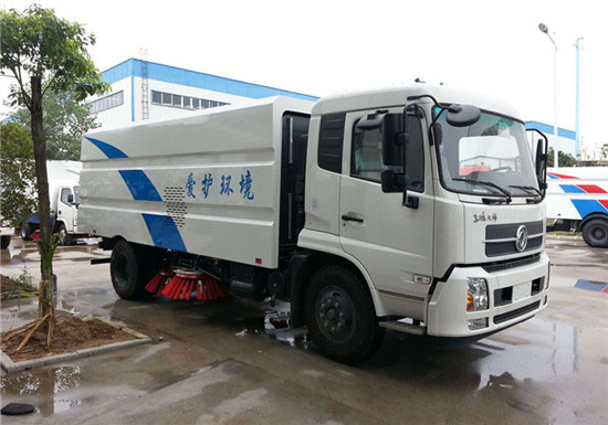 東風(fēng)天錦掃路車(chē)與防撞緩沖車(chē) 城市環(huán)衛(wèi)與道路安全的雙劍合璧